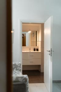 ein Bad mit einem Waschbecken und einem Spiegel in der Unterkunft La Casa Sul Melo in Matera
