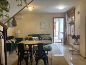 een woonkamer met een tafel en een bank bij La casita de luis in Granada