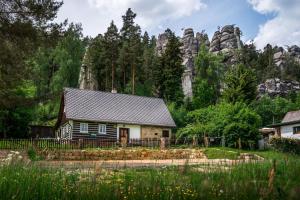 une maison en face d'une montagne dans l'établissement Adršpach chalupa, à Adršpach