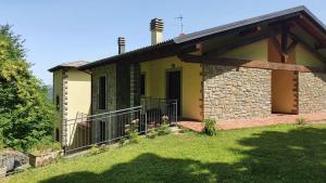ein Haus mit einer Veranda und einem Balkon in der Unterkunft Villa Natale in Sestola