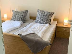 2 Betten in einem Zimmer mit zwei Kissen darauf in der Unterkunft Ferienhäuser Wohlenberg - Baltic Cottages in Wohlenberg