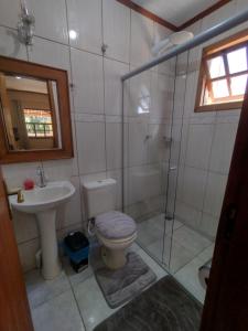 La salle de bains est pourvue d'une douche, de toilettes et d'un lavabo. dans l'établissement Chalés de Santana, à Tiradentes