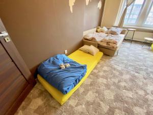Posteľ alebo postele v izbe v ubytovaní Apartament w centrum Wrocławia w kamienicy