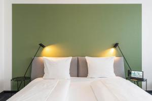1 cama con 2 almohadas blancas y pared verde en Hotel Frechener Hof, en Frechen 47 fotos más