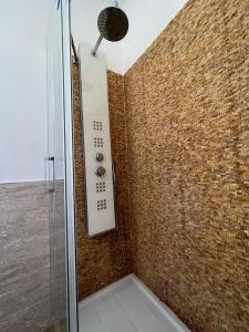 łazienka z prysznicem i ceglaną ścianą w obiekcie Bibi House w mieście Nocera Inferiore