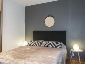 Un dormitorio con una cama y un espejo en la pared. en Holiday Home Keskuskuja b4 by Interhome, en Levi