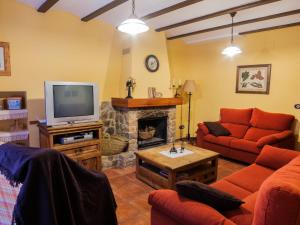 uma sala de estar com televisão e lareira em Holiday Home Rosa by Interhome em Cabanes