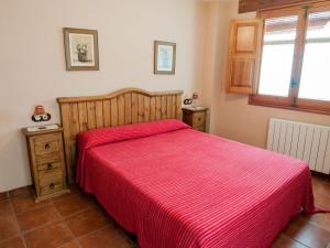 um quarto com uma cama com um cobertor vermelho em Holiday Home Rosa by Interhome em Cabanes