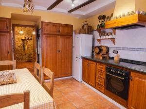 uma cozinha com um frigorífico e um fogão forno superior em Holiday Home Rosa by Interhome em Cabanes