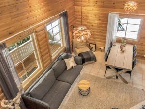 un soggiorno con divano e tavolo di Holiday Home Villa hanhi by Interhome a Rovaniemi