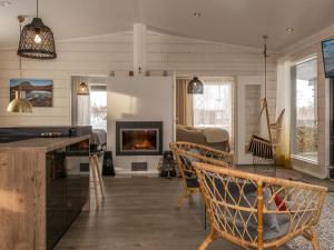 sala de estar con mesa, sillas y chimenea en Holiday Home Haltinmalla by Interhome, en Kilpisjärvi