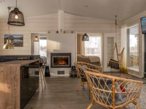 uma sala de estar com uma mesa e cadeiras e uma lareira em Holiday Home Haltinmalla by Interhome em Kilpisjärvi