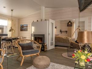 uma sala de estar com lareira e um quarto em Holiday Home Haltinmalla by Interhome em Kilpisjärvi