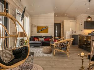 uma sala de estar com um sofá e uma mesa em Holiday Home Haltinmalla by Interhome em Kilpisjärvi