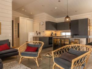 uma sala de estar com duas cadeiras e uma cozinha em Holiday Home Haltinmalla by Interhome em Kilpisjärvi