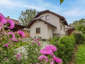 dom z różowymi kwiatami przed nim w obiekcie Holiday Home Dehtáře by Interhome w mieście Hluboká nad Vltavou +25 zdjęć