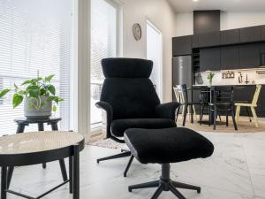 ein Wohnzimmer mit einem Stuhl und einem Tisch in der Unterkunft Holiday Home Villa kuortane by Interhome in Kuortane