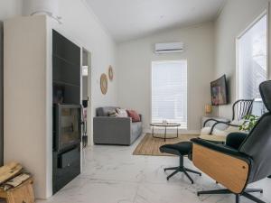 ein Wohnzimmer mit einem TV und einem Sofa in der Unterkunft Holiday Home Villa kuortane by Interhome in Kuortane
