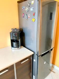 Kuchyňa alebo kuchynka v ubytovaní Apartament w centrum Wrocławia w kamienicy + 12 fotografií
