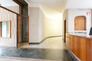 una stanza vuota con una porta e un bancone di B&B Sol Romae a Roma