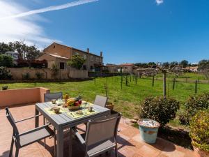 Vonkajšia záhrada v ubytovaní Villa Les Rosiers by Interhome