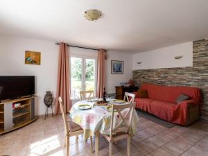 Televízia a/alebo spoločenská miestnosť v ubytovaní Villa Les Rosiers by Interhome