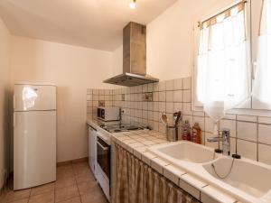 Kuchyňa alebo kuchynka v ubytovaní Villa Les Rosiers by Interhome