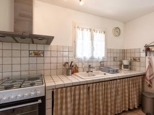 Kuchyňa alebo kuchynka v ubytovaní Villa Les Rosiers by Interhome