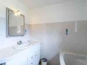 Kúpeľňa v ubytovaní Villa Les Rosiers by Interhome