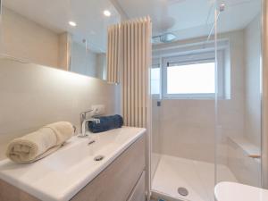 y baño con lavabo y ducha. en Holiday Home Klemskerkestraat by Interhome, en Bredene