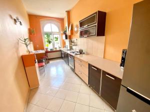 Kuchyňa alebo kuchynka v ubytovaní Apartament w centrum Wrocławia w kamienicy