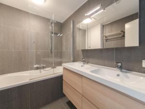 Koupelna v ubytování Apartment Schietbaanstraat by Interhome