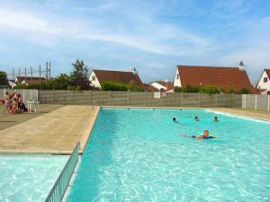Bazén v ubytování Holiday Home Duinenhuis 274 by Interhome nebo v jeho okolí