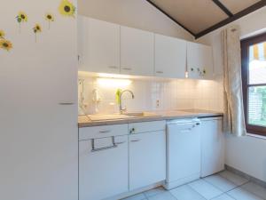Kuchyň nebo kuchyňský kout v ubytování Holiday Home Duinenhuis 274 by Interhome