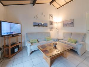TV a/nebo společenská místnost v ubytování Holiday Home Duinenhuis 274 by Interhome