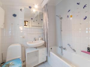 Koupelna v ubytování Holiday Home Duinenhuis 274 by Interhome + 17 fotografií