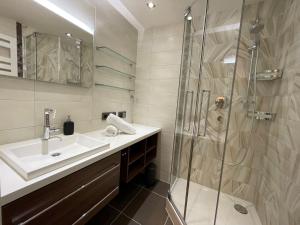 een badkamer met een wastafel en een douche bij Apartment Areitblick by Interhome in Zell am See