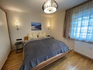 una camera con letto e luce a ciondolo di Apartment Areitblick by Interhome a Zell am See