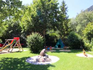 un parco con parco giochi e un set di giochi di Holiday Home Draucamping-2 by Interhome a Sachsenburg