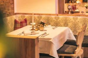 Restauracja lub miejsce do jedzenia w obiekcie Panoramahotel Schwendbergerhof