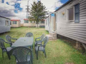 una mesa y sillas en un patio junto a una casa en Holiday Home Prima by Interhome en Praga