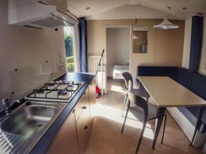 Kitchen o kitchenette sa Holiday Home Camping Sokol by Interhome