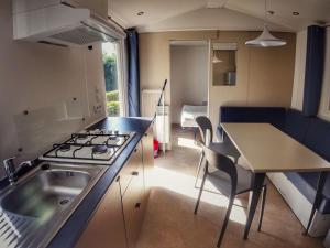 Kuchyňa alebo kuchynka v ubytovaní Holiday Home Florida by Interhome