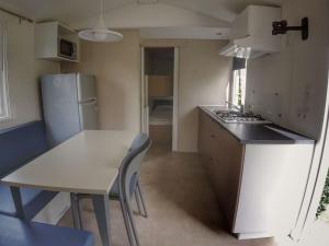 Kuchyňa alebo kuchynka v ubytovaní Holiday Home Florida by Interhome