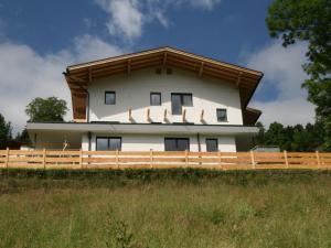Budova, kde se apartmán nachází + 28 fotografií