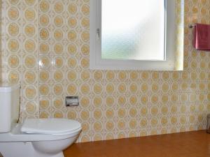 La salle de bains est pourvue de toilettes blanches et d'une fenêtre. dans l'établissement Apartment Le Bolle by Interhome, à Magadino