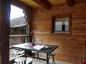 Zimmer mit einem Tisch, Stühlen und einem Fenster in der Unterkunft Holiday Home Rustico Gatti by Interhome in Malvaglia