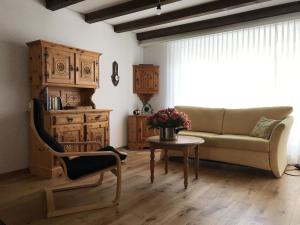 sala de estar con sofá y mesa en Apartment Hostattstrasse 20 by Interhome en Engelberg