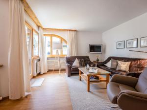 Posezení v ubytování Apartment Chesa Auricula 1-1 by Interhome + 20 fotografií