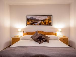 Postel nebo postele na pokoji v ubytování Apartment Chesa Auricula 1-1 by Interhome